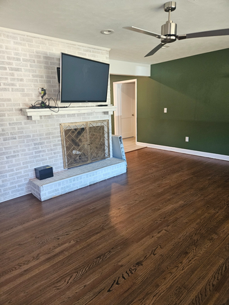 Open den - West Ashley  4 Bedroom 3 Full Baths available now.  Ideal property for traveling Nurses to share House