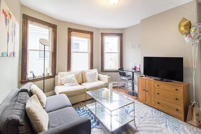 Living room - Spacious furnished bedroom close to campus (Winter sublet 23/12/25 - 23/1/26 flexible dates) House