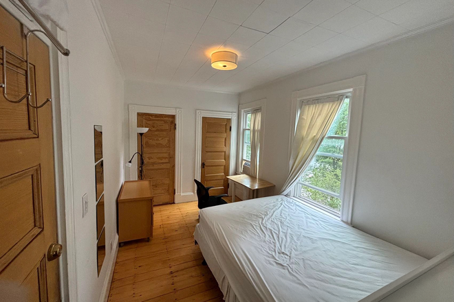 Bedroom - July sublease available! Female roommate!  Prime Harvard Location! 3-Min Walk to Gund Hall,10