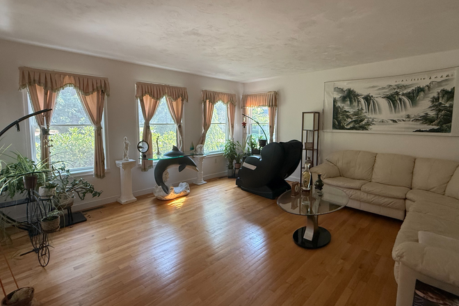 Family Room - Spacious furnished 4BR/3BA home, 2-car garage, 2 decks, lush gardens, quiet area, walk to bus stop.