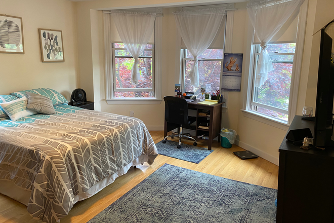 Available Bedroom - 5 Madison street House