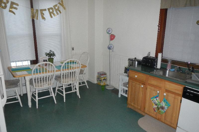 . - Spacious 4 bedroom on Front of Hill. Walk to campus. 9/1 Apartments