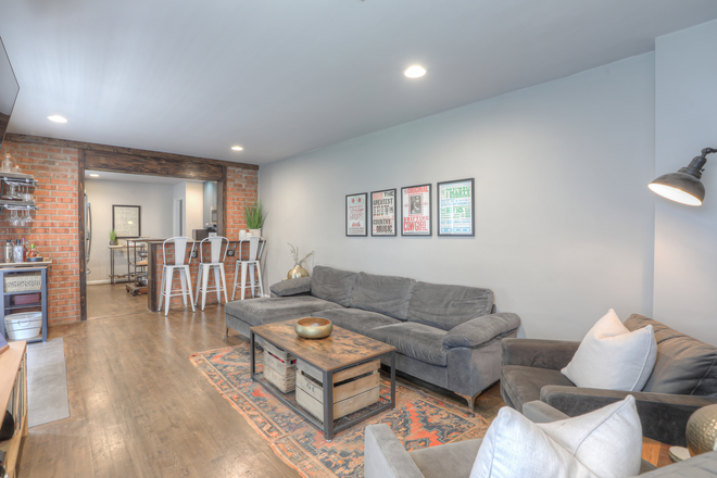 Living Room - Three Bedroom Furnished Apartment Walking Distance To Vanderbilt Campus