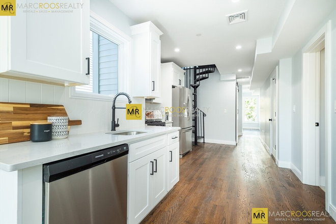 Call NOW for showings! 617-236-8550 - PARIS ST - *9/1/2025* DUPLEX 3BR W/ 1.5 BATH, W/D IN UNIT, SPIRAL STAIRS TO LOFT 3RD BDRM BY MBTA!