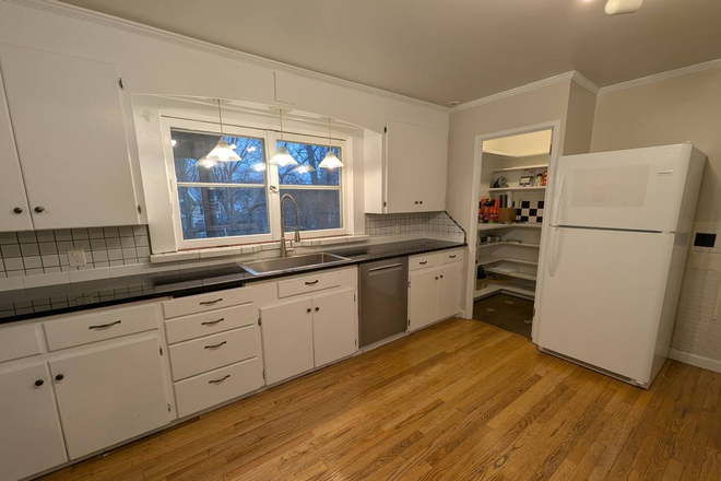 kitchen - PRIVATE 1 Bed/1 Bath unit in Charming West Side Home!