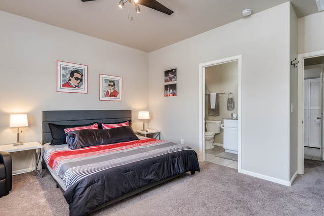 Large room with private bath - Kingbed room with private bath for rent in home