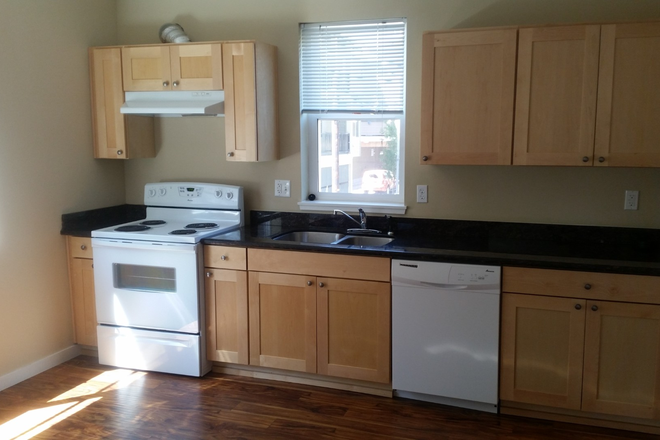 Kitchen - 4 bed townhouse with 2 available rooms for the 2026-27 academic year. Close to campus!