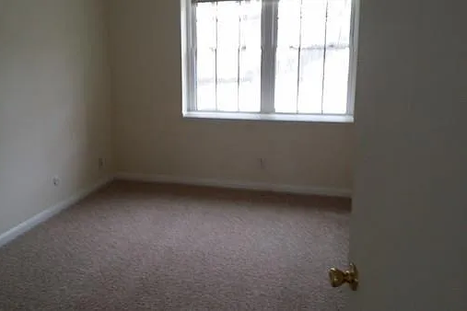 Bedroom - $915/Month!  1 bedroom in a 3B2B condo in Brighton, current tenants are BC students!