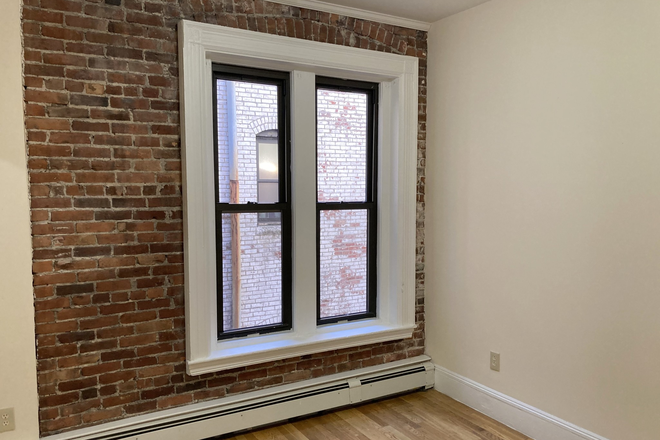 bedroom - Beautiful Large 2 bedrooms with huge living room Back Bay walk to Campus 9/1 Apartments