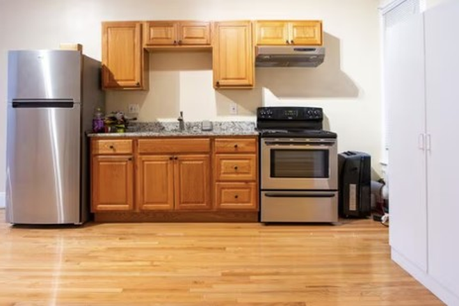 Kitchen - Bright & Charming Top-Floor 2BR Apartment Near Howard, Catholic & NoMa (Eckington-NE DC)