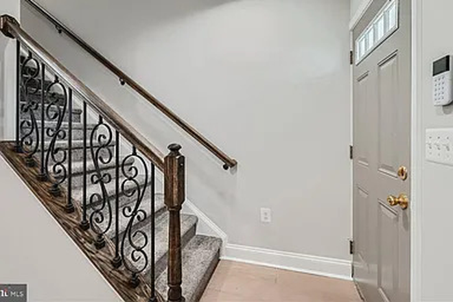 Stairs to Upstairs - 3 bed/ 2 bath Student Housing on Chateau Ave 21212. Utilities & Wifi Included Townhome