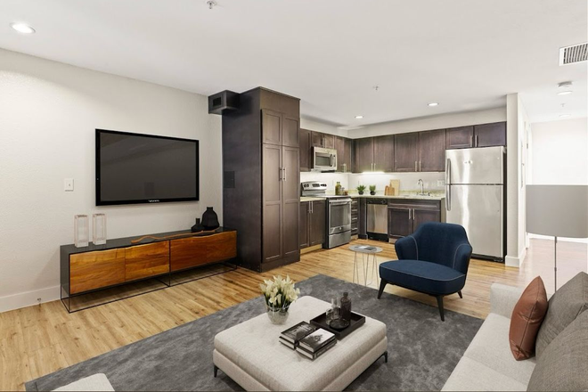 Living room - 3 Bedrooms/2 bathrooms apartment for sublease