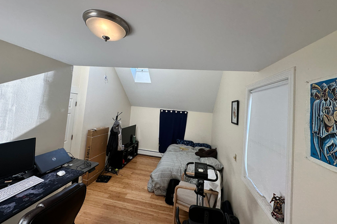 bedroom - House in downtown