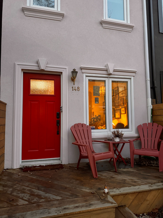 Front of house - Charming Bachelor Apartment Steps to Campus