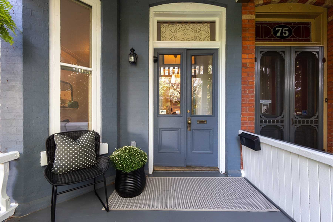 outside entrance - 1 Furnished Bedroom Summer Sublet Harbord Village