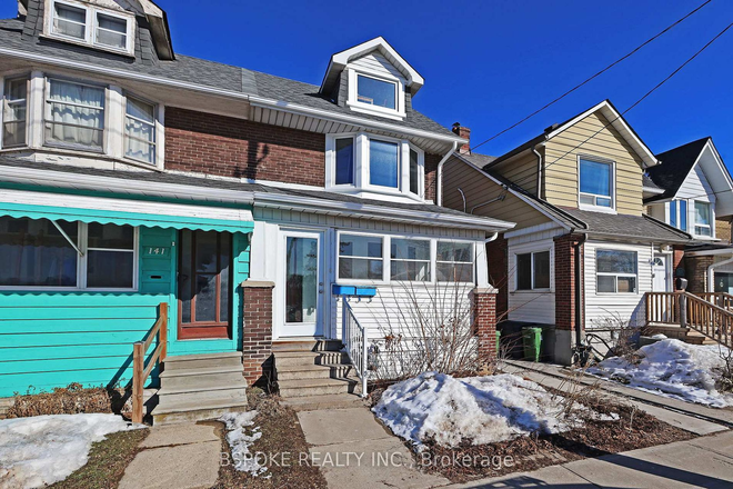 Street view - Furnished 3.5 bedroom family home facing Greenwood Park
