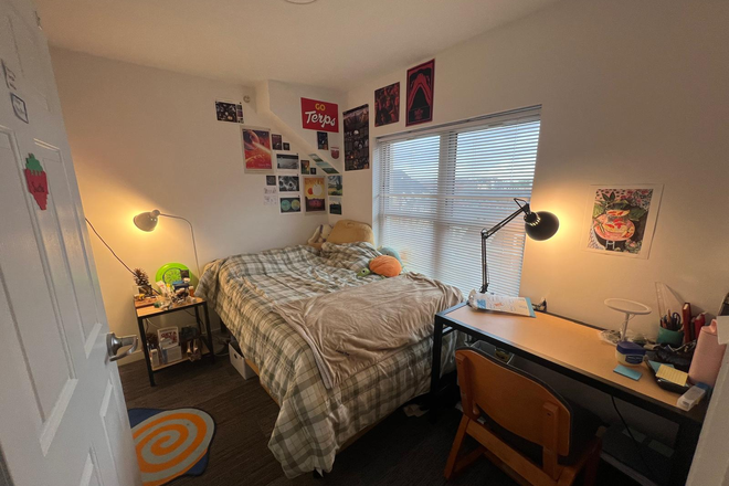 Bedroom fully furnished including desk, bedframe+matress, nightstand, closet with closing door. - Commons 1 Sublease May 23-July 28, close to Trader Joe's