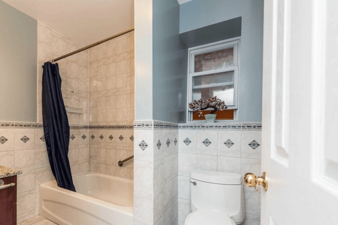 Shared Bathroom - Unfurnished private room for male student in a shared house at Sellers Avenue