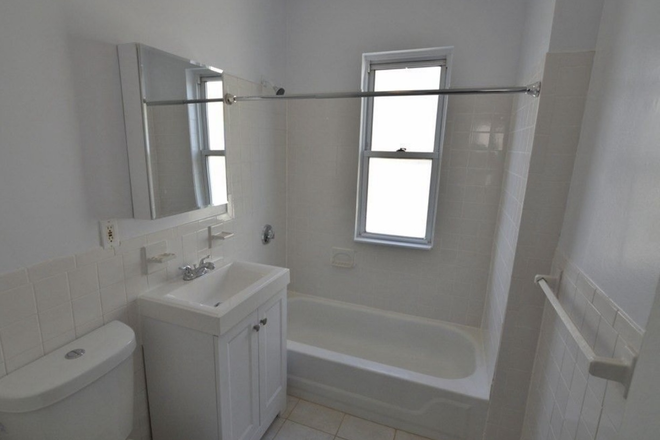 Bathroom - Apartment with 3 bedrooms looking for 1 roommate