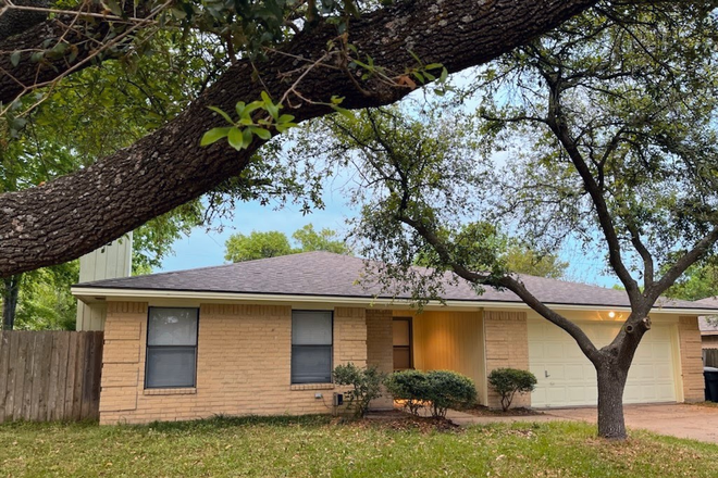 Front of house - Need a place for the Spring Semester? This is it!