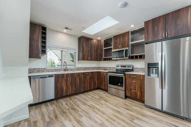 Kitchen - Spring sublease on the Hill (Girls only)