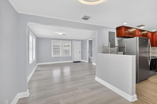 front door living area - Cottage  9 min to Campus. 1.5 blocks to Atlantic ave Downtown. 1.5 miles from Beach House
