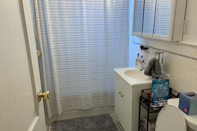 Bath 1 - SPACIOUS 5 BED/ 2 BATH ON KIRKWOOD ROAD. AVAILABLE 2026. House