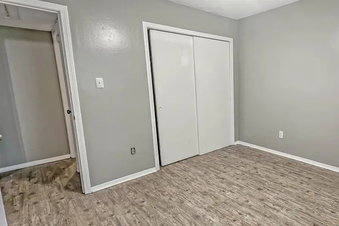 Bedroom 1 - One Imperial Arms apartment / bedroom for rent - close to campus