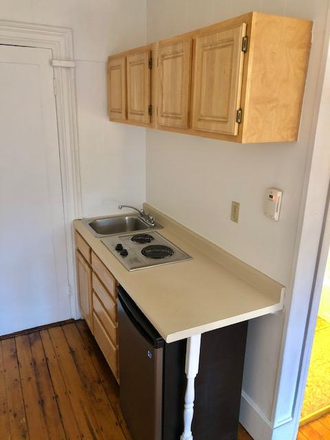 Hub Realty - Front studio overlooking pretty Newbury St, freshly painted, free one month rent Apartments