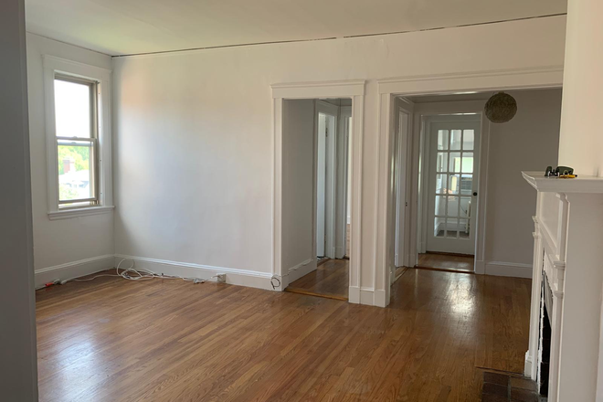 Living room - Sunny room apartment  in Harvard  Sq .