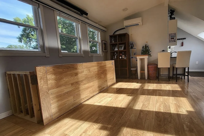 . - Stunning 3-level townhouse with 3 Beds / 2 Baths w/ ALL UTILITIES INCLUDED! Available 9/1/25!!
