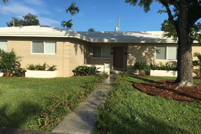 Exterior front - Ponce de Leon duplex walk to UM Rental