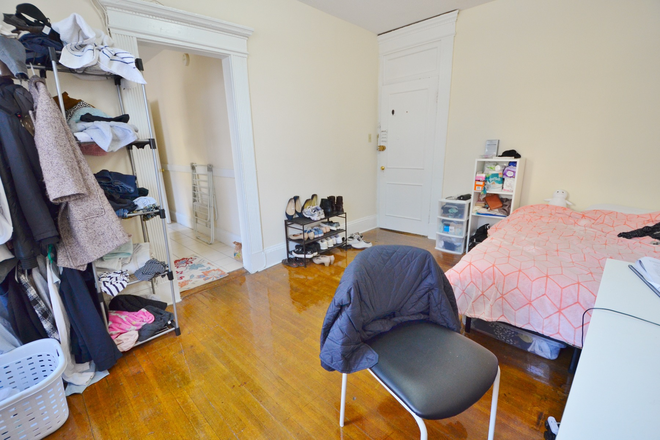 133 Peterborough St. - NO Broker's Fee!!  -  AVAIL 9/1 - MODERN 1 BR ON PETERBOROUGH, HUGE & SUNNY Apartments