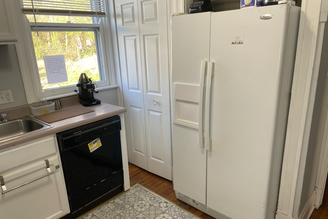 Kitchen with dishwasher, own shelf in pantry, refrigerator & freezer - Individual furnished,  BR with internet, Avail. Jan. 1st. Upper Riddle Rd House