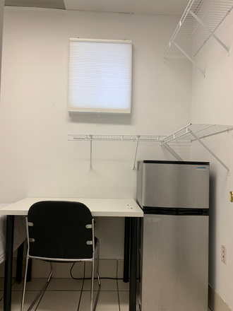 Desk - $280 - $340 Room For Rent - 40th Market St Apartments