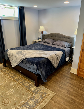 Cozy bedroom - all bedding provided - Furnished Suite: Bedrm/Bath/Kitchenette in home. Flexible length of stay. Med/Grad/faculty/staff