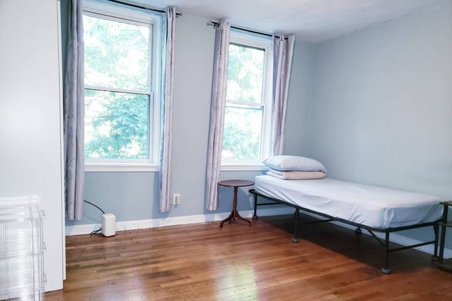 Fully Furnished Spacious Room at 84 Gordon near Allston St St - Furnished Rooms nr Allston St. 1.2 Mile to BU, 2.3 Mile to Harvard, Steps to T to NEU, No Fee Apartments