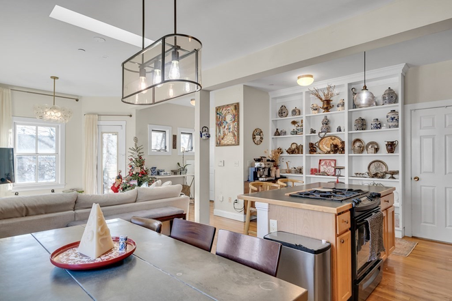 . - GORGEOUS 3 Bed / 2 Bath w/ LAUNDRY IN UNIT! Heat & Hot Water Included!! Available NOW!! Apartments