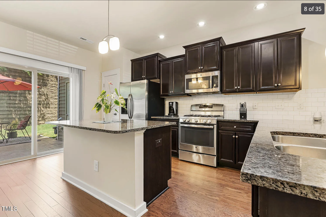 Kitchen - Townhome at Lynnwood Bluffs