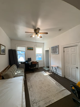 Living room - Private Bedroom, 2 min to UIC: Flexible move in (Aug/Sep) Apartments