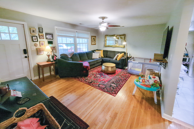 Cozy, inviting living room - Charming 4 bedroom, 2 bathroom house in West Ashley, near Avondale