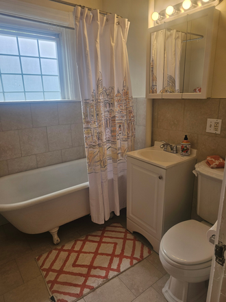 Full Bath with tub - Rent by 8/20-$50 off p/m, No Fees, Heated, Excellent 1 bedroom, Law School, Divinity, Oxford St,