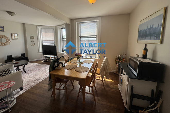 Living Area - Renovated 3 Bed 1.5 Bath in Cleveland Circle!!