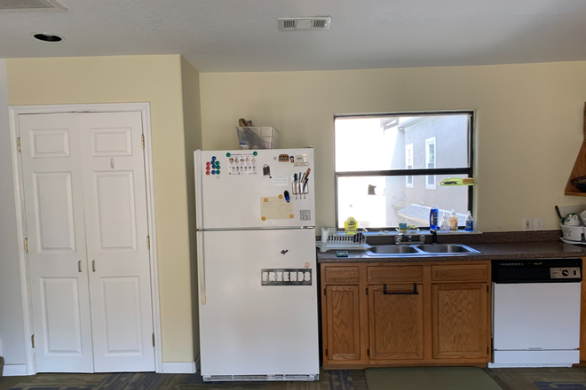 Shared Kitchen in the common area - Safe & quiet residential home in Museum district for one graduate student to share w/ 3 others.