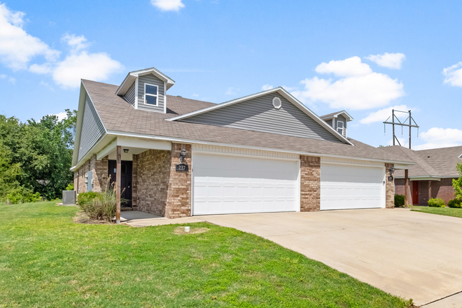 $250 off first month's lease with application signed before May 25 - 3 Bed / 2 Bath Just Minutes from Campus – Garage + Big Backyard Duplex