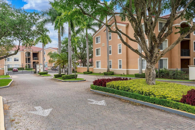 Entry to community - Gables Court, less than 10 minutes to campus Condo