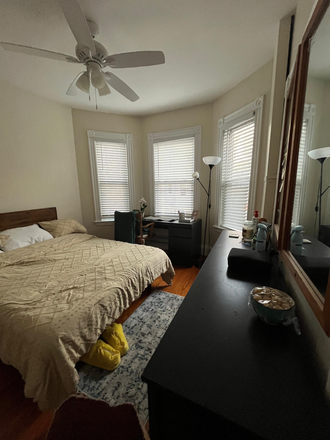 Bedroom with Closet space - 40 Auckland Street 10 minutes Walk from JFK/UMass