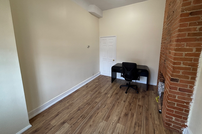 Room 1 - Private 3-Bed Victorian Suite | Entirely Separate Flat | Steps to UofT and TMU Duplex