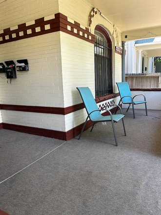 Front porch - 3 Bedroom Appartment with Easy Campus Access Apartments