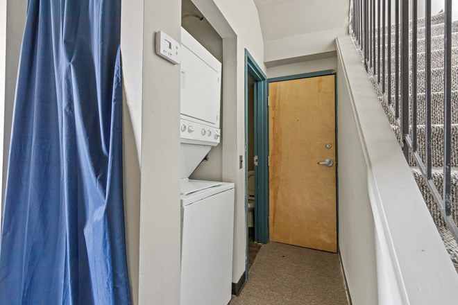 Washer/Dryer - Apt. C. SPACIOUS BI-LEVEL 2 BEDROOM WITH INCREDIBLE VIEWS AT TEMPLE U(Temple